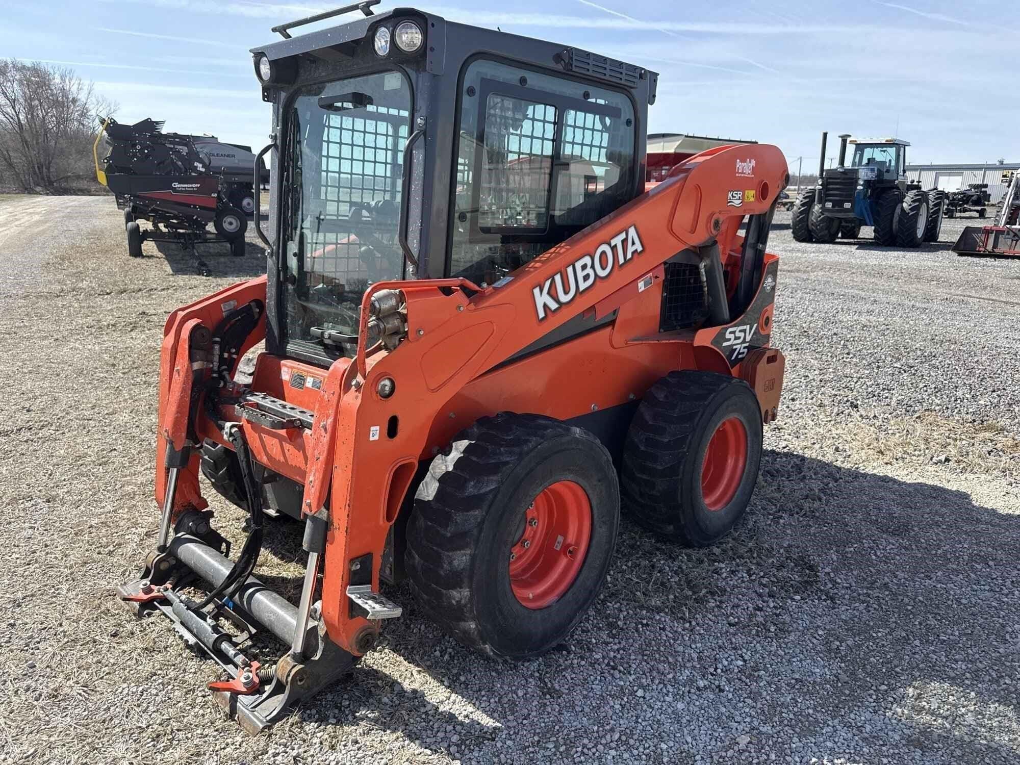 2021 Kubota SSV75 Equipment Image0
