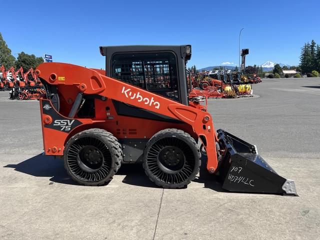 Image of Kubota SSV75 equipment image 4