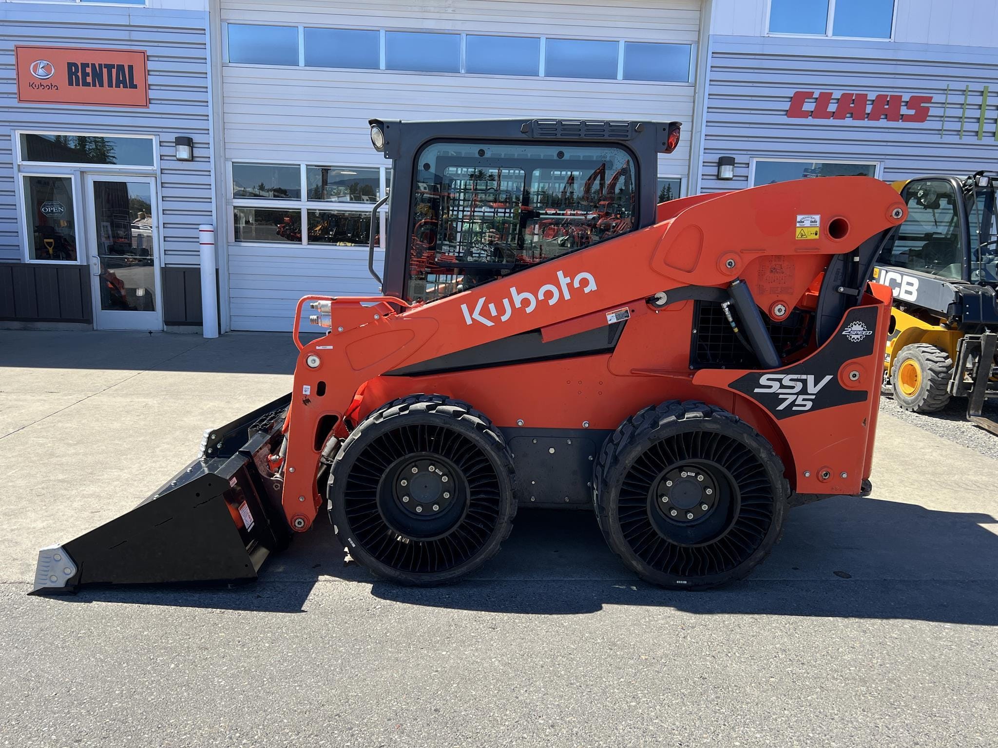 2021 Kubota SSV75 Equipment Image0
