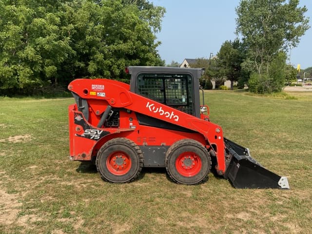 Image of Kubota SSV75HRC equipment image 3