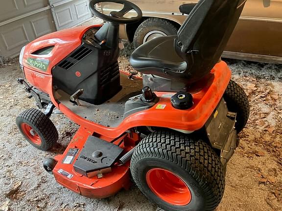 Image of Kubota T2290 equipment image 1