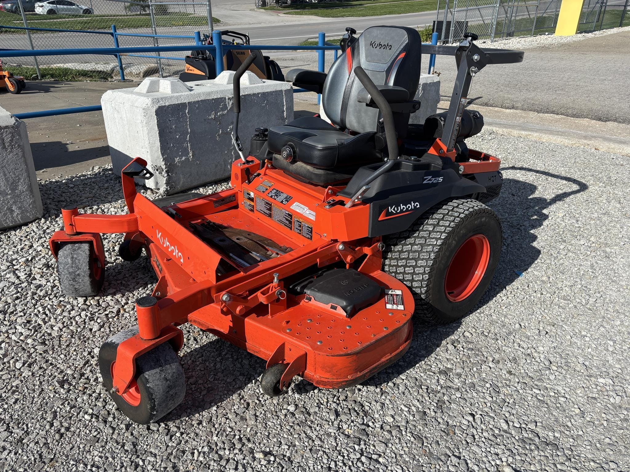 2021 Kubota Z725 Equipment Image0