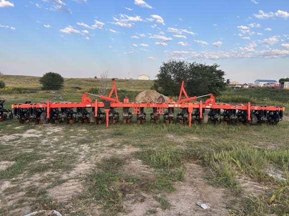 2021 Kuhn Krause Gladiator 1205 Equipment Image0