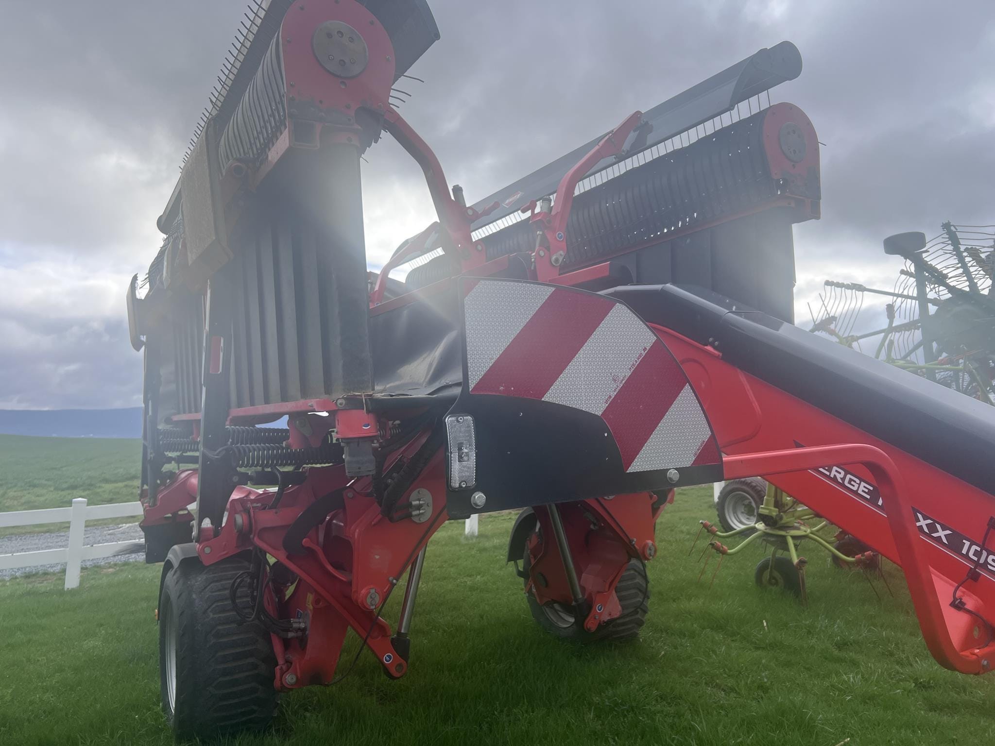 2021 Kuhn Merge-Maxx 1090 Equipment Image0