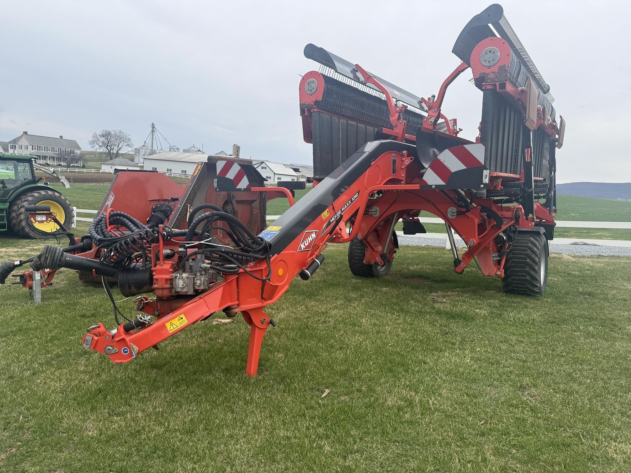 2021 Kuhn Merge-Maxx 1090 Equipment Image0