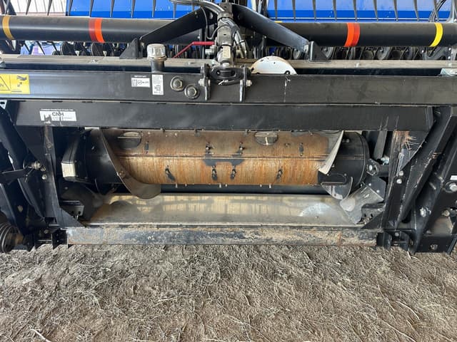 Image of MacDon D140 equipment image 4