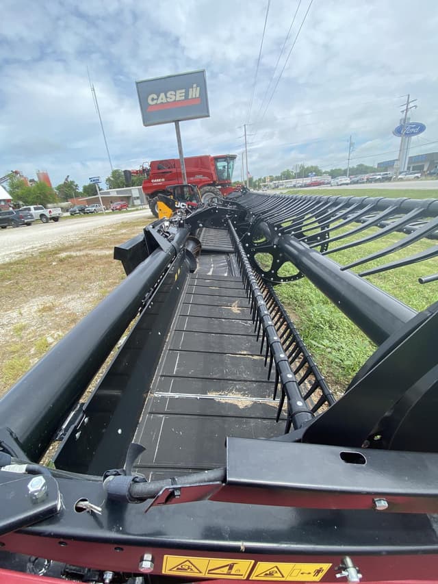 Image of MacDon FD130 equipment image 4