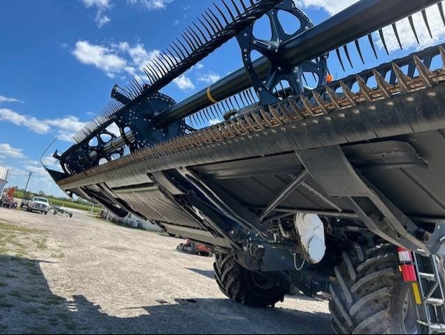 2021 MacDon FD140 Equipment Image0