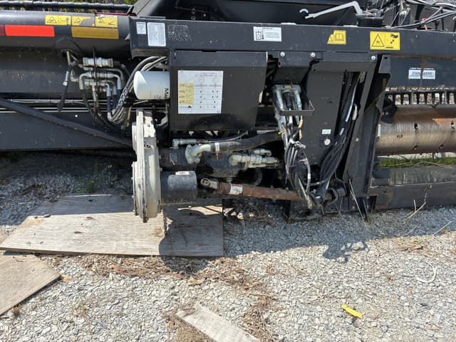 Image of MacDon FD140 equipment image 3