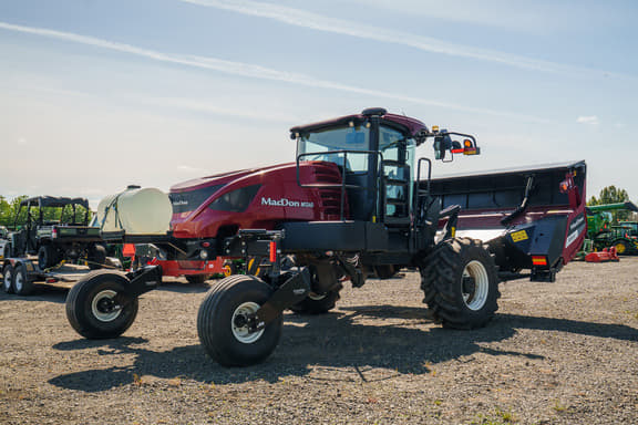 Image of MacDon M1240 equipment image 3