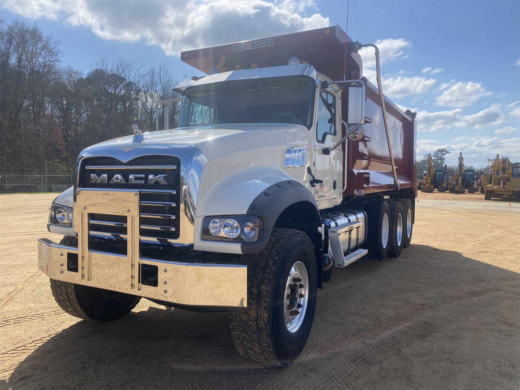 Main image Mack GR64F