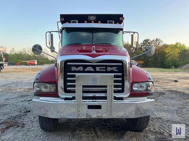 Image of Mack GR64F equipment image 1