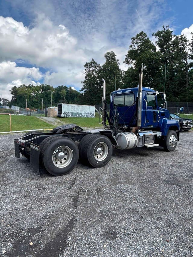 Image of Mack Pinnacle equipment image 2