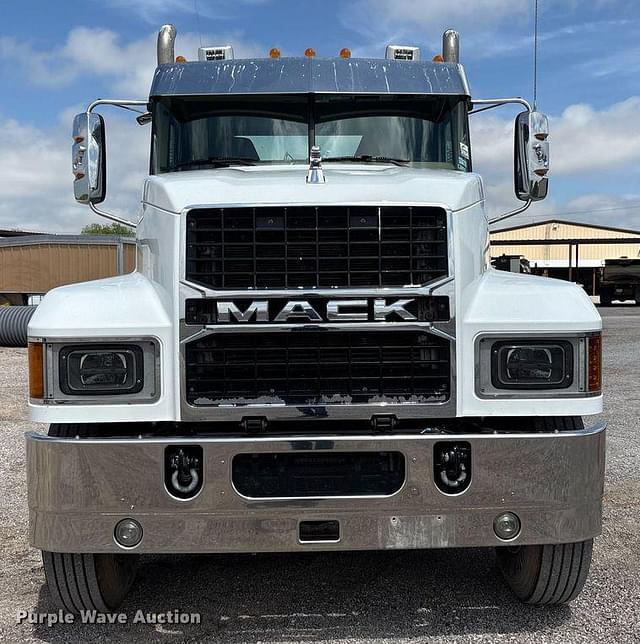 Image of Mack Pinnacle equipment image 1