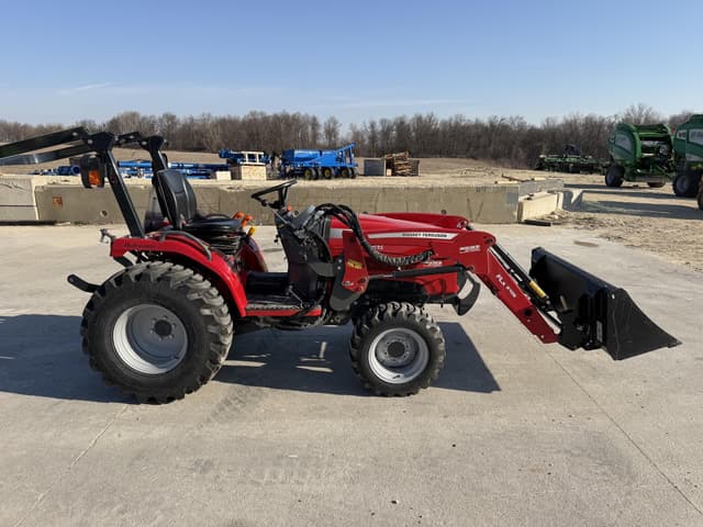 Image of Massey Ferguson 1526 equipment image 1
