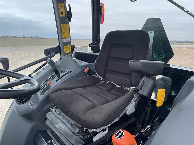 Image of Massey Ferguson 1835M equipment image 4