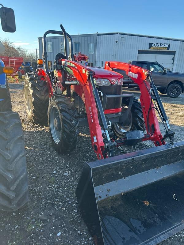 Image of Massey Ferguson 2607H equipment image 2