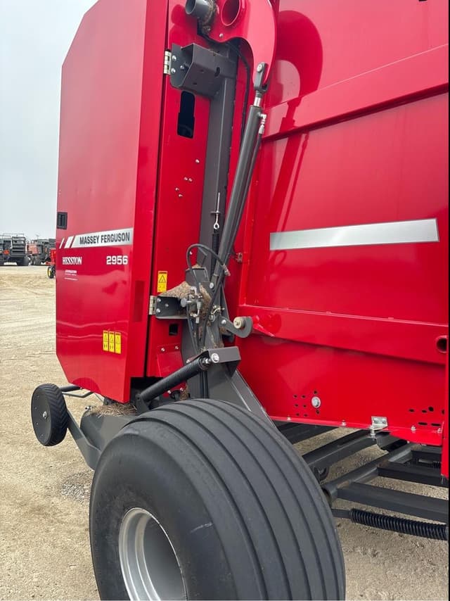 Image of Massey Ferguson Hesston 2956 equipment image 2
