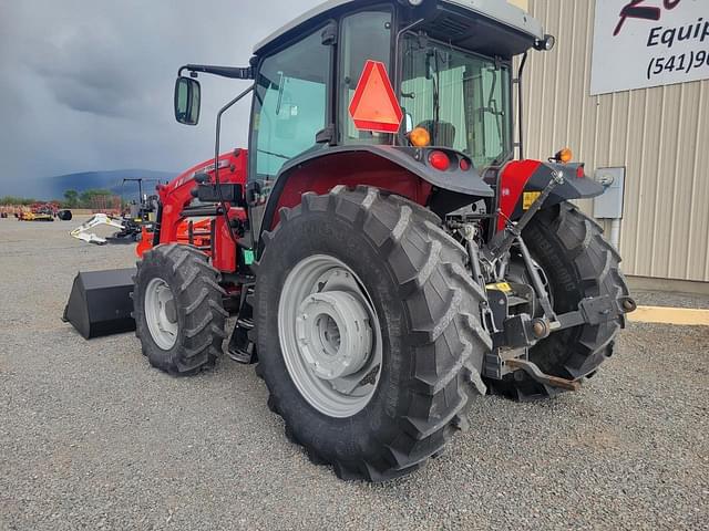 Image of Massey Ferguson 5711 equipment image 3