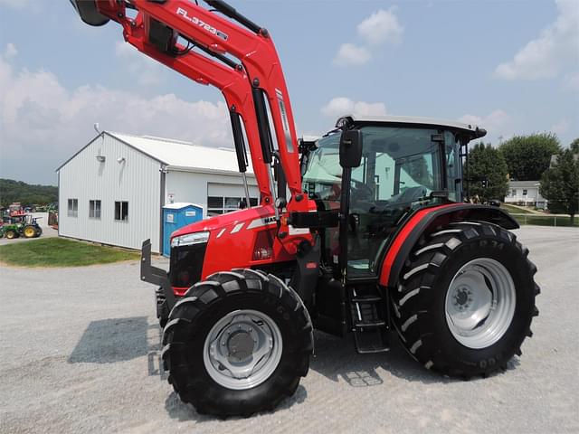 Image of Massey Ferguson 5711 equipment image 2