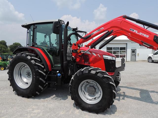 Image of Massey Ferguson 5711 equipment image 3