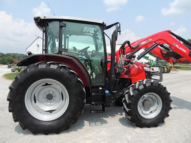 Image of Massey Ferguson 5711 equipment image 4