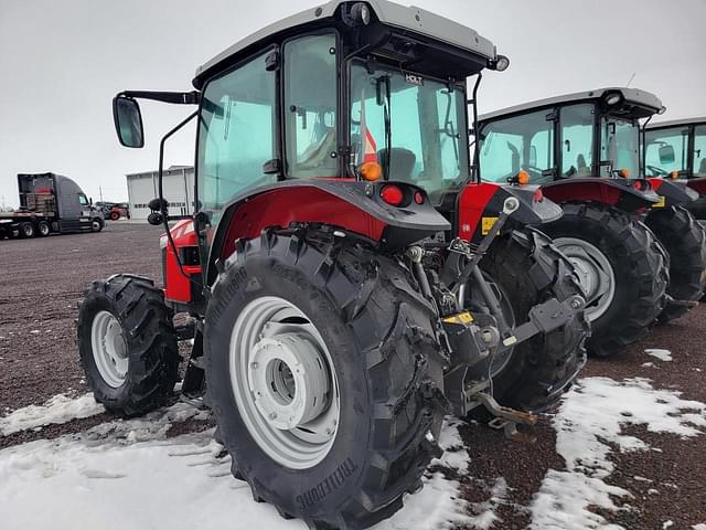 Image of Massey Ferguson 5711 equipment image 3