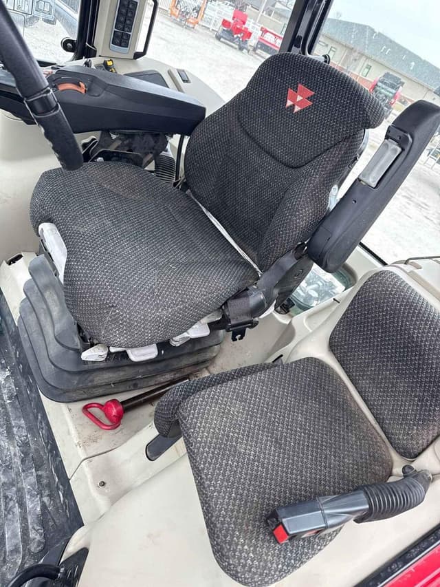 Image of Massey Ferguson 7724S equipment image 2