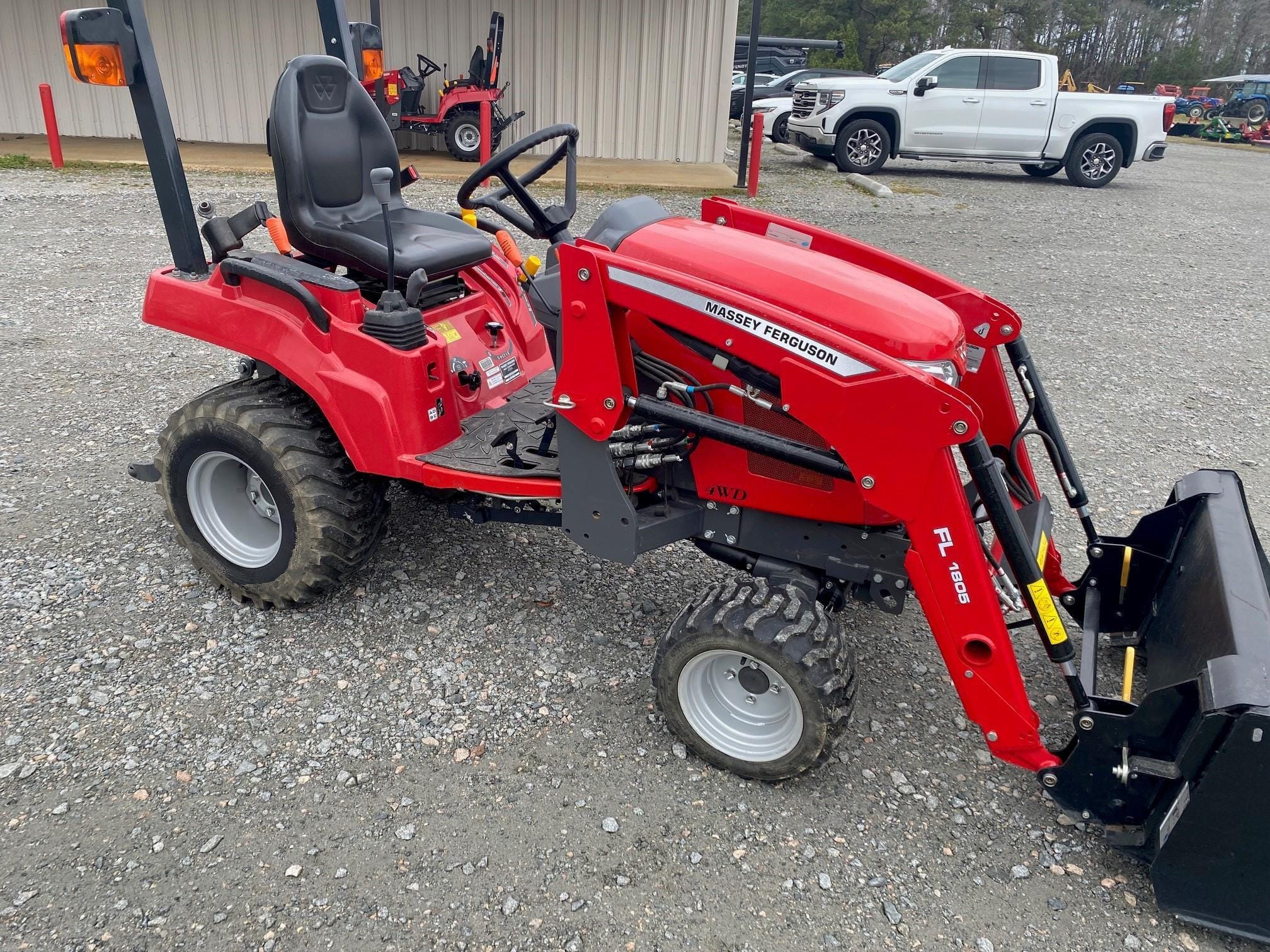 Main image Massey Ferguson GC1723E