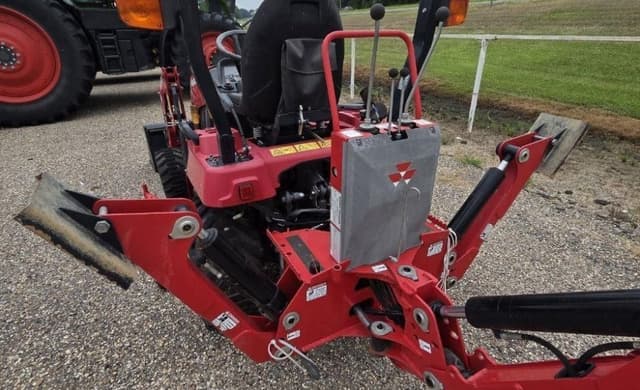 Image of Massey Ferguson GC1723EB equipment image 4