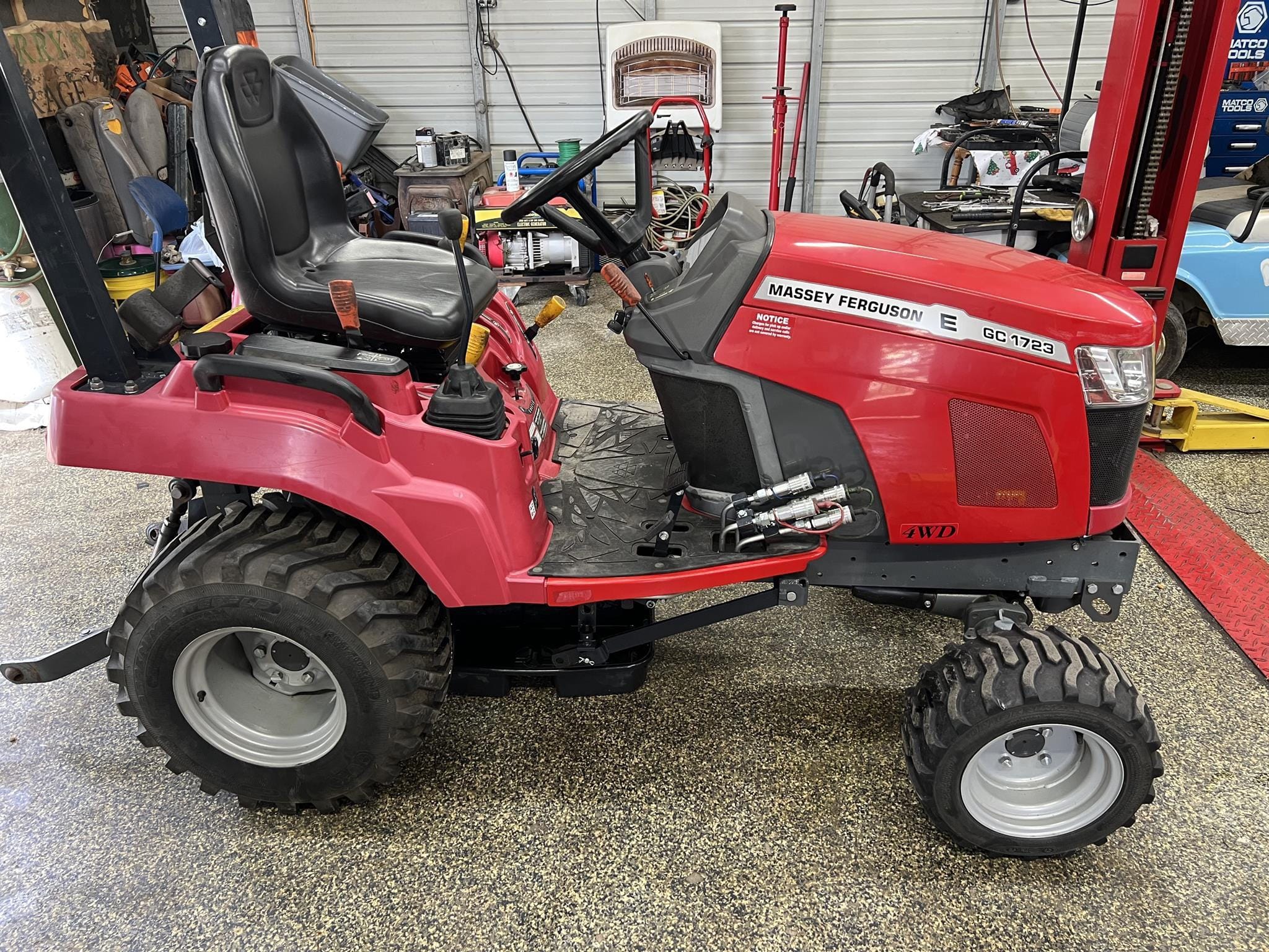 2021 Massey Ferguson GC1723E Equipment Image0
