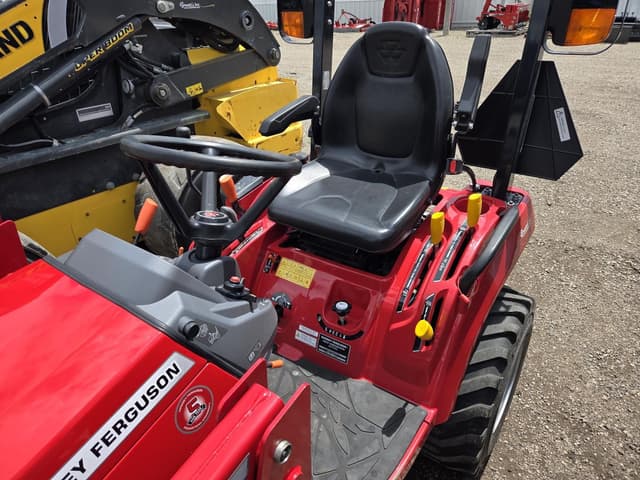 Image of Massey Ferguson GC1725M equipment image 3