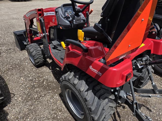 Image of Massey Ferguson GC1725M equipment image 2