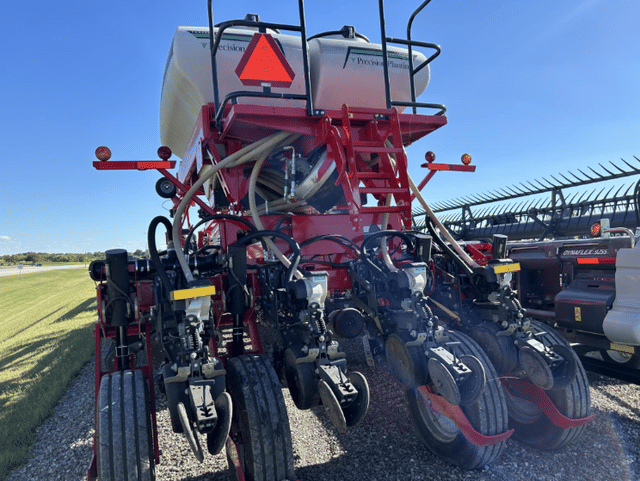Image of Massey Ferguson VF2430 equipment image 2