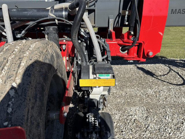 Image of Massey Ferguson VF2430 equipment image 4