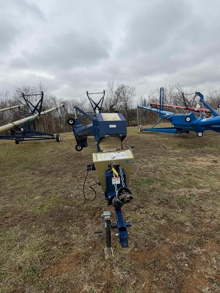 2021 Harvest International H1084XT Equipment Image0