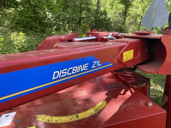 Image of New Holland 210 equipment image 2