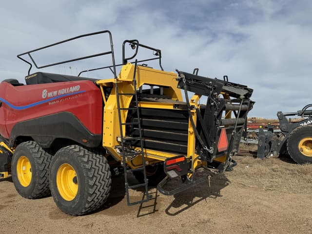 Image of New Holland Big Baler 340 equipment image 4