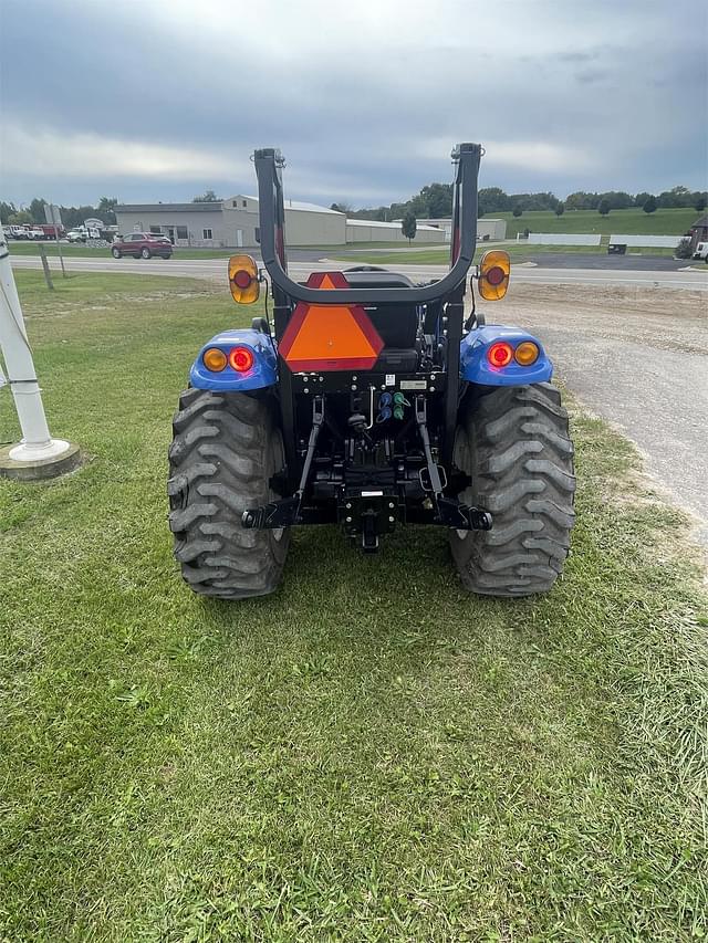 Image of New Holland Boomer 35 equipment image 3