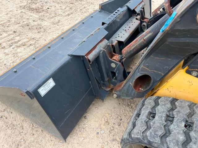 Image of New Holland C327 equipment image 4