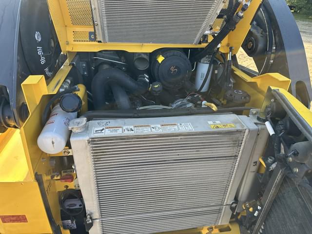 Image of New Holland C332 equipment image 4