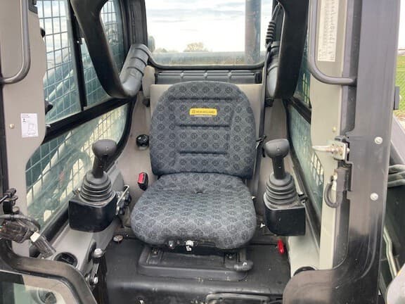 Image of New Holland C332 equipment image 4