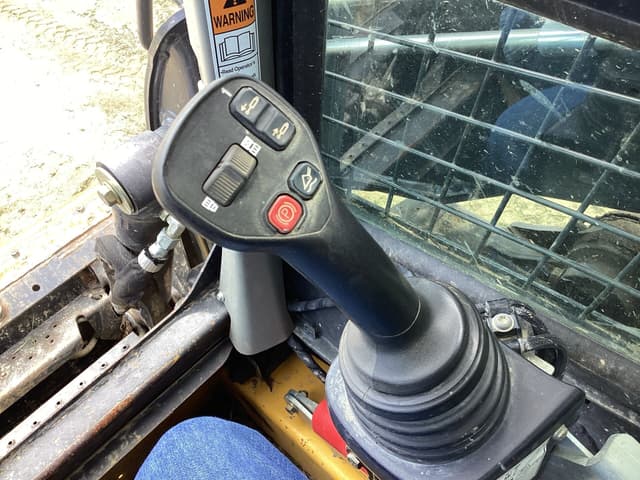 Image of New Holland C332 equipment image 2