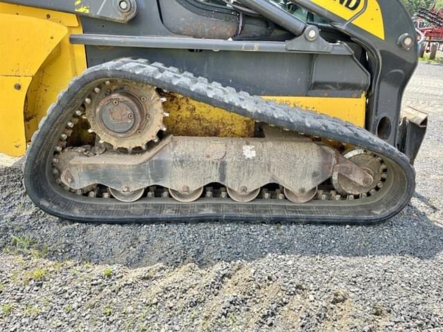 Image of New Holland C332 equipment image 1