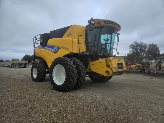 Image of New Holland CR7.90 equipment image 2