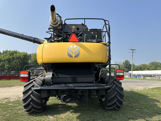 Image of New Holland CR7.90 equipment image 4