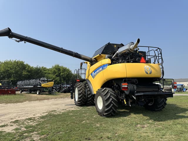 Image of New Holland CR7.90 equipment image 3