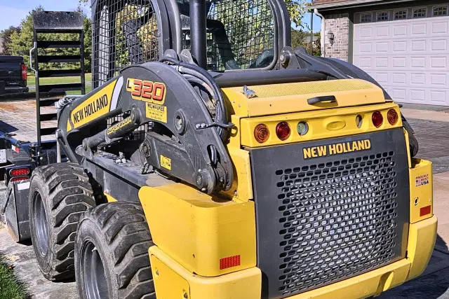 Image of New Holland L320 equipment image 4