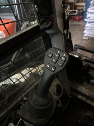 Image of New Holland L320 equipment image 4