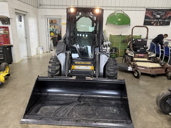 Image of New Holland L320 equipment image 2